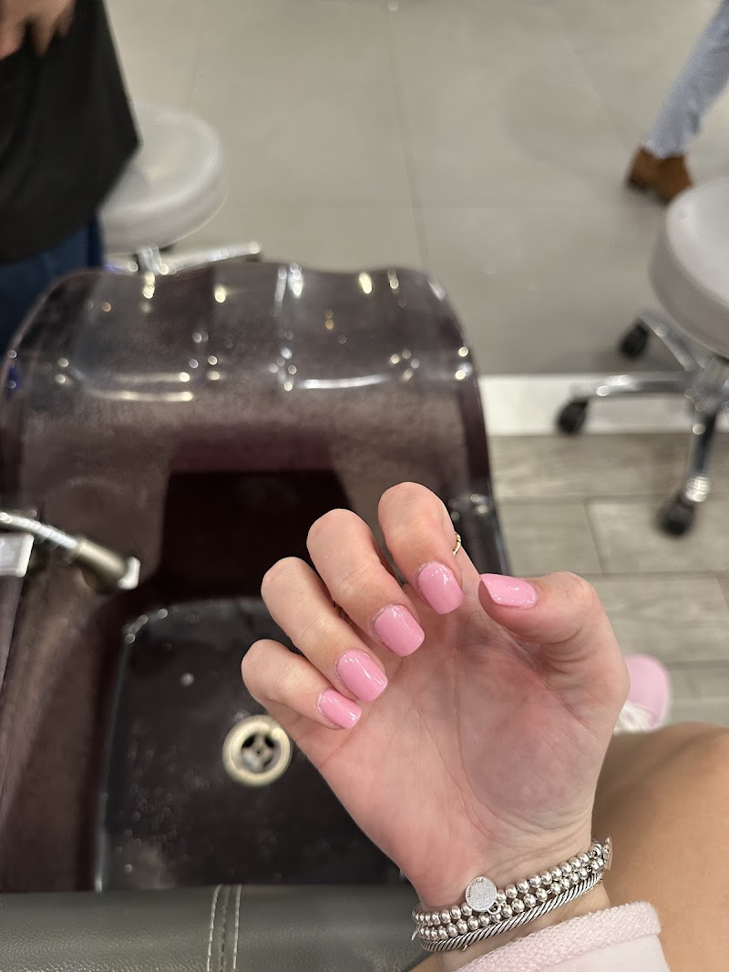 Custom gel design by Parisian artists